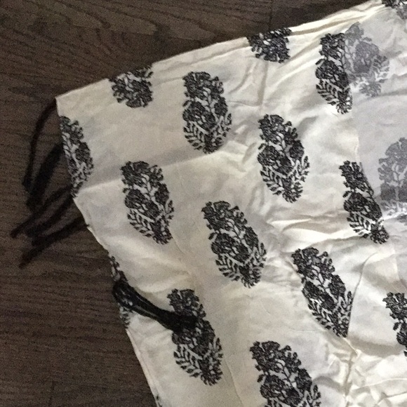 ☘️☘️ Cream and black leaf boho tassel kimono - Picture 6 of 8